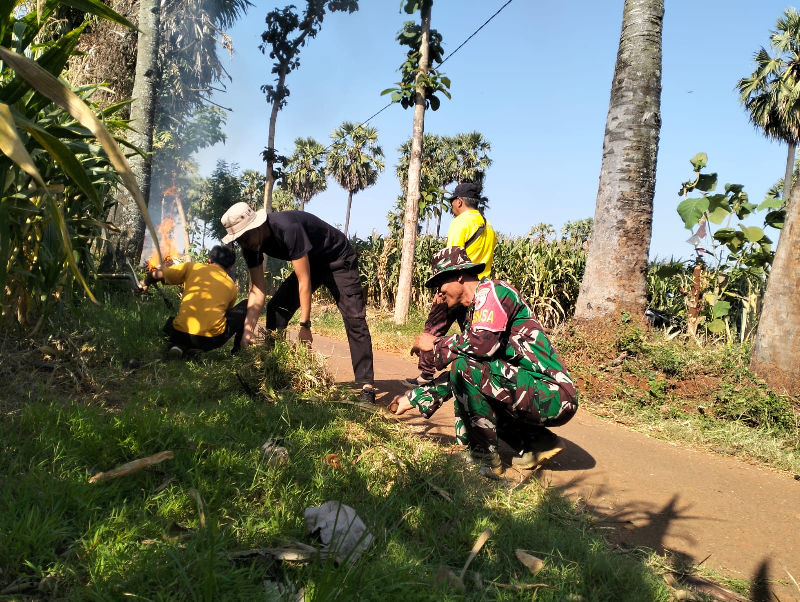 Sinergi Tanpa Batas: Warga Panyuran Gelar Kerja Bakti Massal Percantik Akses Menuju Pustu Baru